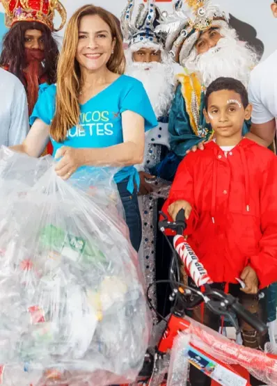 Carolina Mejía iniciará el programa «Plásticos por Juguetes» con «Plásticos por Útiles Escolares»