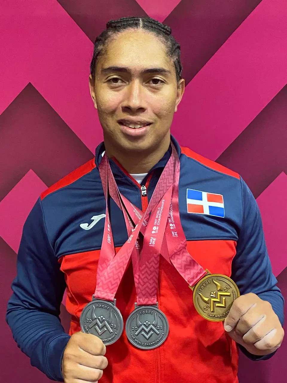 Yudelina Mej&iacute;a hace historia, primera pesista dominicana con oro en Mundial