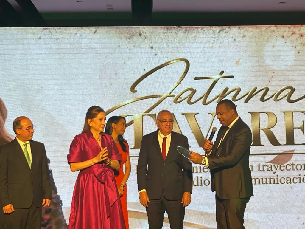 Iglesia de Jesucristo reconoce trayectoria de Jatnna Tav&aacute;rez durante encuentro con medios de comunicaci&oacute;n