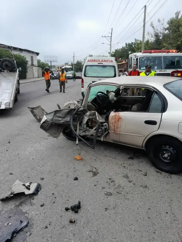 Al menos ocho heridos y una persona atrapada en un accidente de tr&aacute;nsito en Santiago