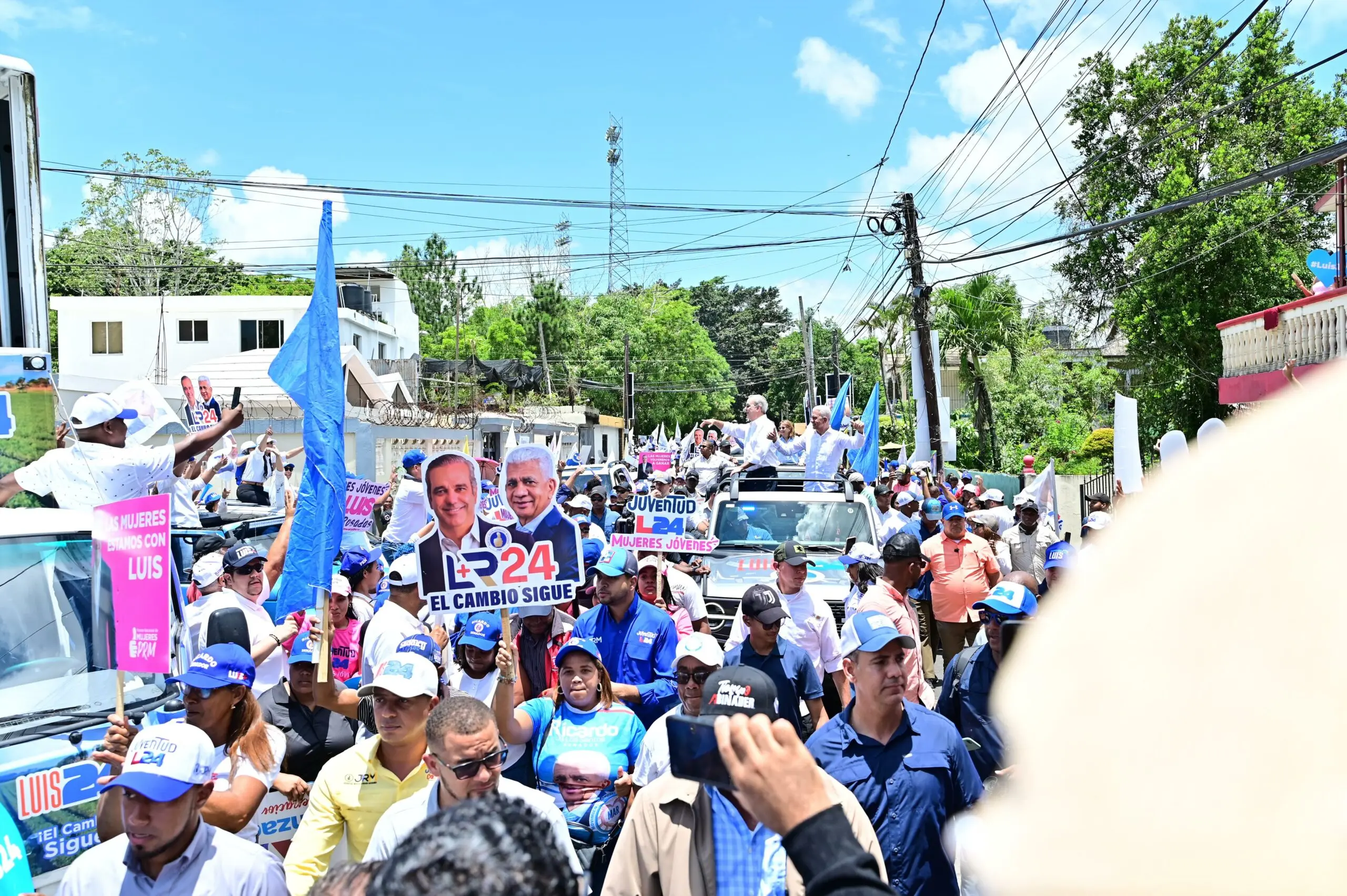 Luis Abinader encabeza marcha caravana en Cotu&iacute;, S&aacute;nchez Ram&iacute;rez