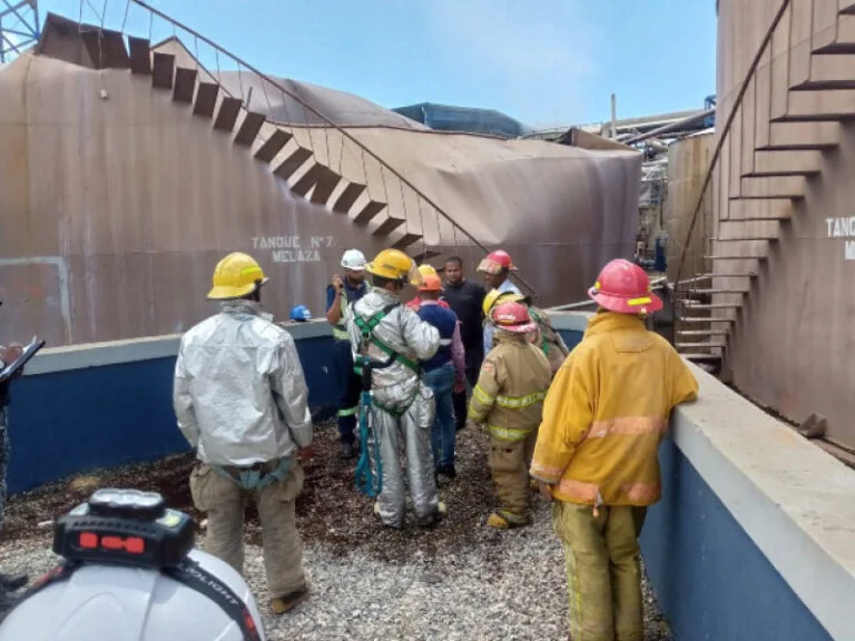 Familiares confirman muerte de t&eacute;cnicos desaparecidos tras implosi&oacute;n de destiler&iacute;a