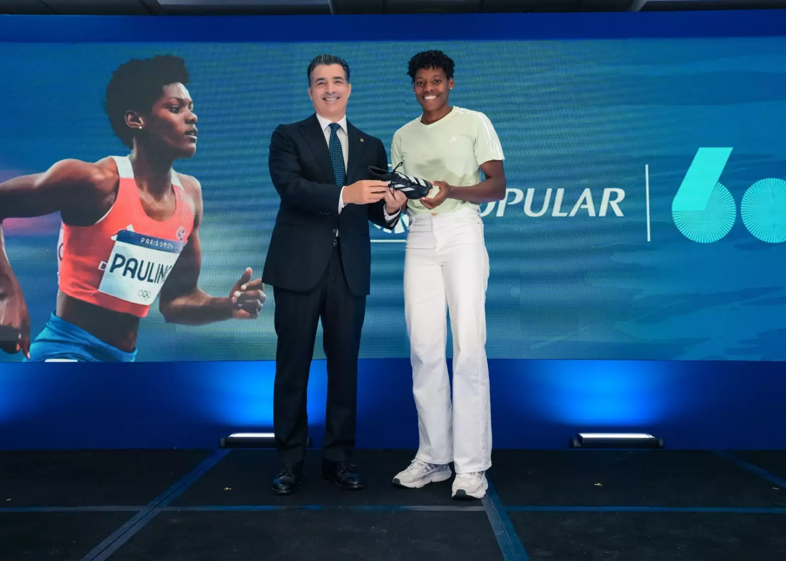 Popular celebra los &eacute;xitos deportivos de Marileidy Paulino con empleados y clientes