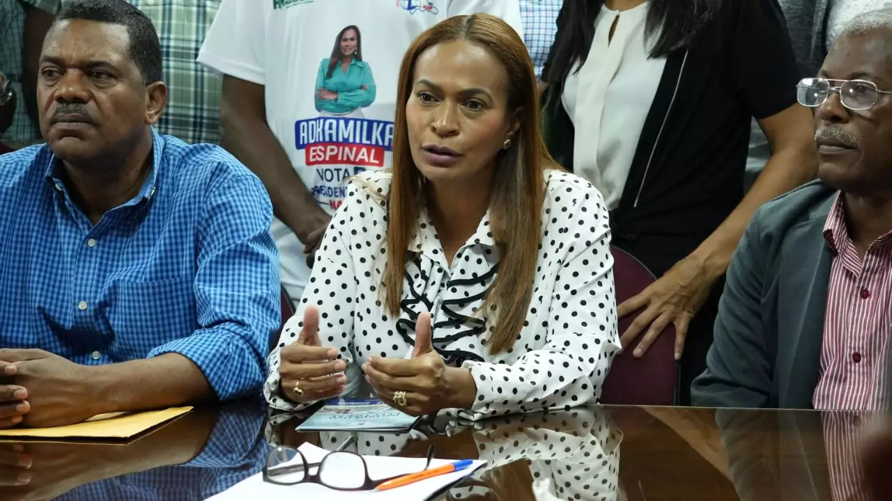 Adhamilka Espinal inscribe su candidatura a la presidencia de ADP