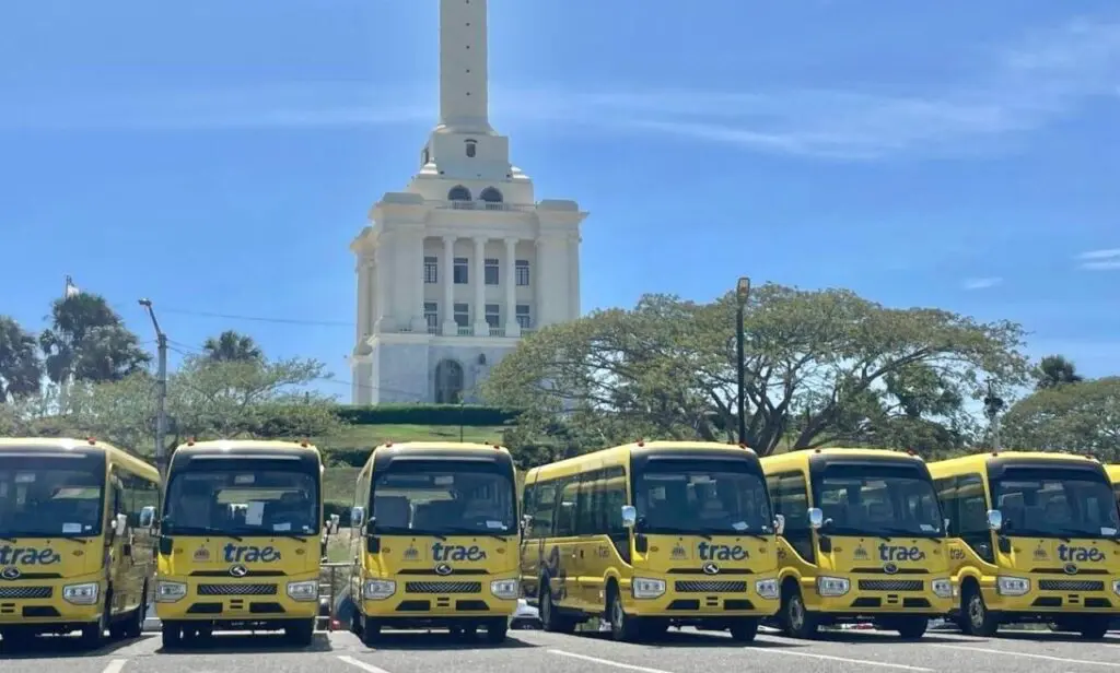 Raquel Peña entrega 150 autobuses eléctricos a comunidad estudiantil de Santiago