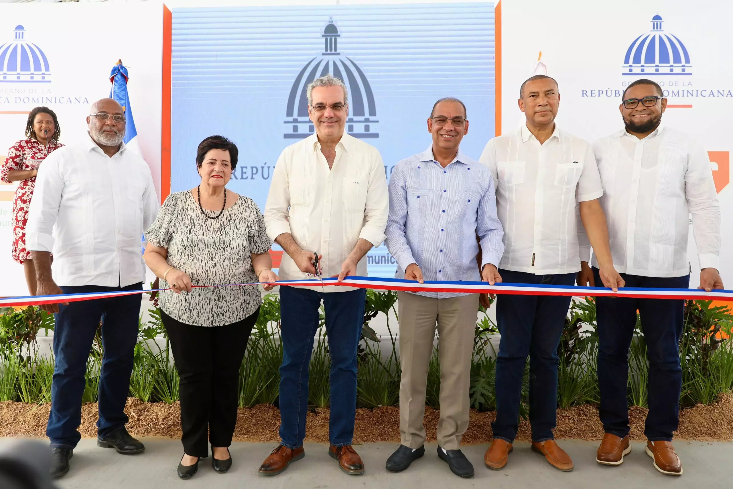 Luis Abinader inaugura varias obras en las provincias El Seibo y San Pedro de Macor&iacute;s