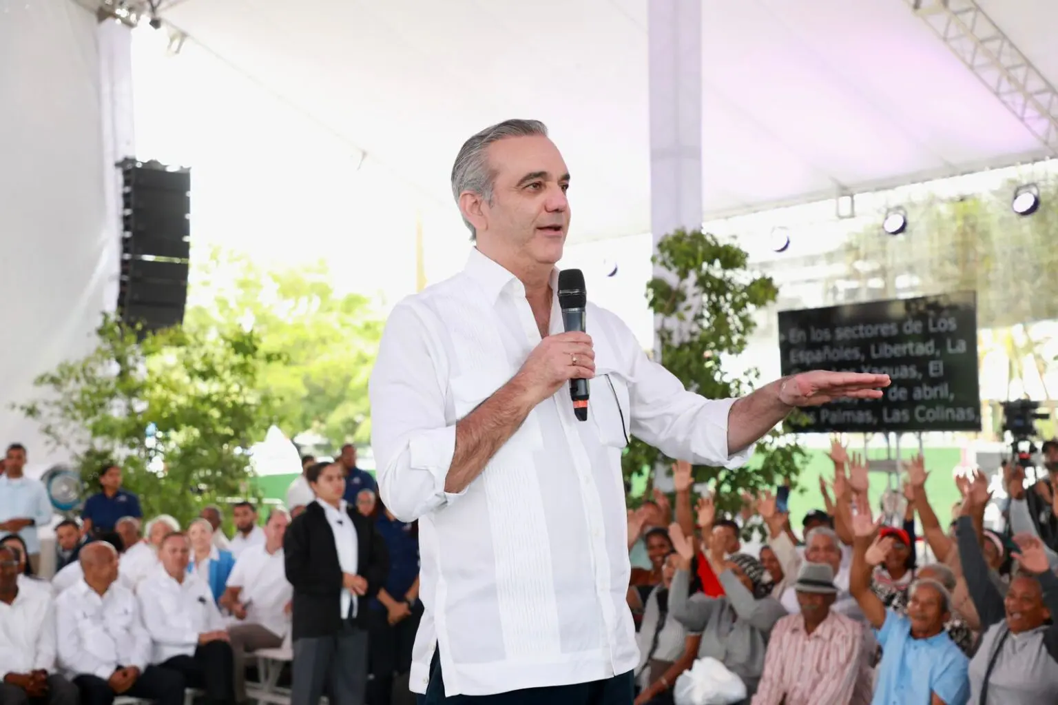 Luis Abinader entrega títulos de propiedad en Sánchez Ramírez