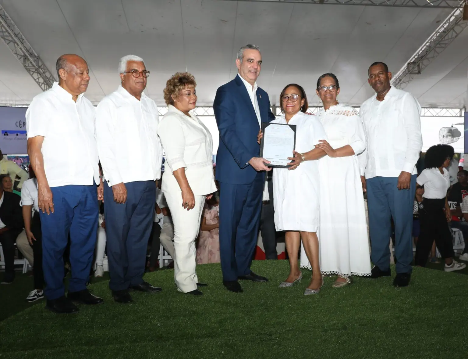 Luis Abinader entrega 2,100 t&iacute;tulos de propiedad en La Gu&aacute;yiga, Pedro Brand