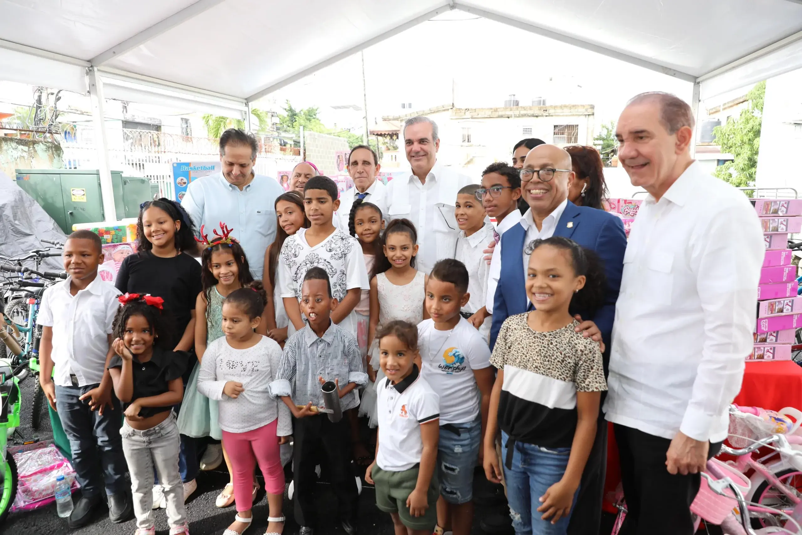 Luis Abinader participa en el aguinaldo navideño con el personal de la Fundación Cruz Jiminián
