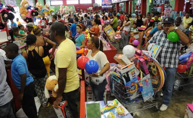 Familias acuden a los comercios para buscar juguetes durante el Día de Reyes