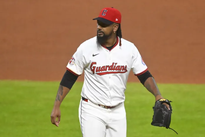 MLB pone en licencia al cerrador dominicano Emmanuel Clase por investigaci&oacute;n de apuestas deportivas