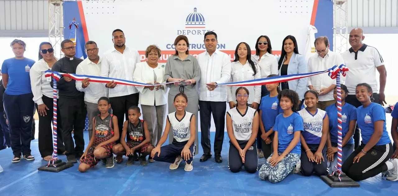 Raquel Pe&ntilde;a y Kelvin Cruz entregan renovado multiuso de Villa Liberaci&oacute;n