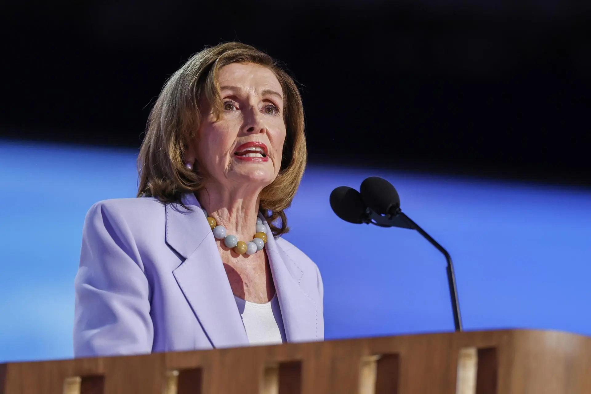 Nancy Pelosi hospitalizada tras sufrir ca&iacute;da durante viaje oficial a Luxemburgo