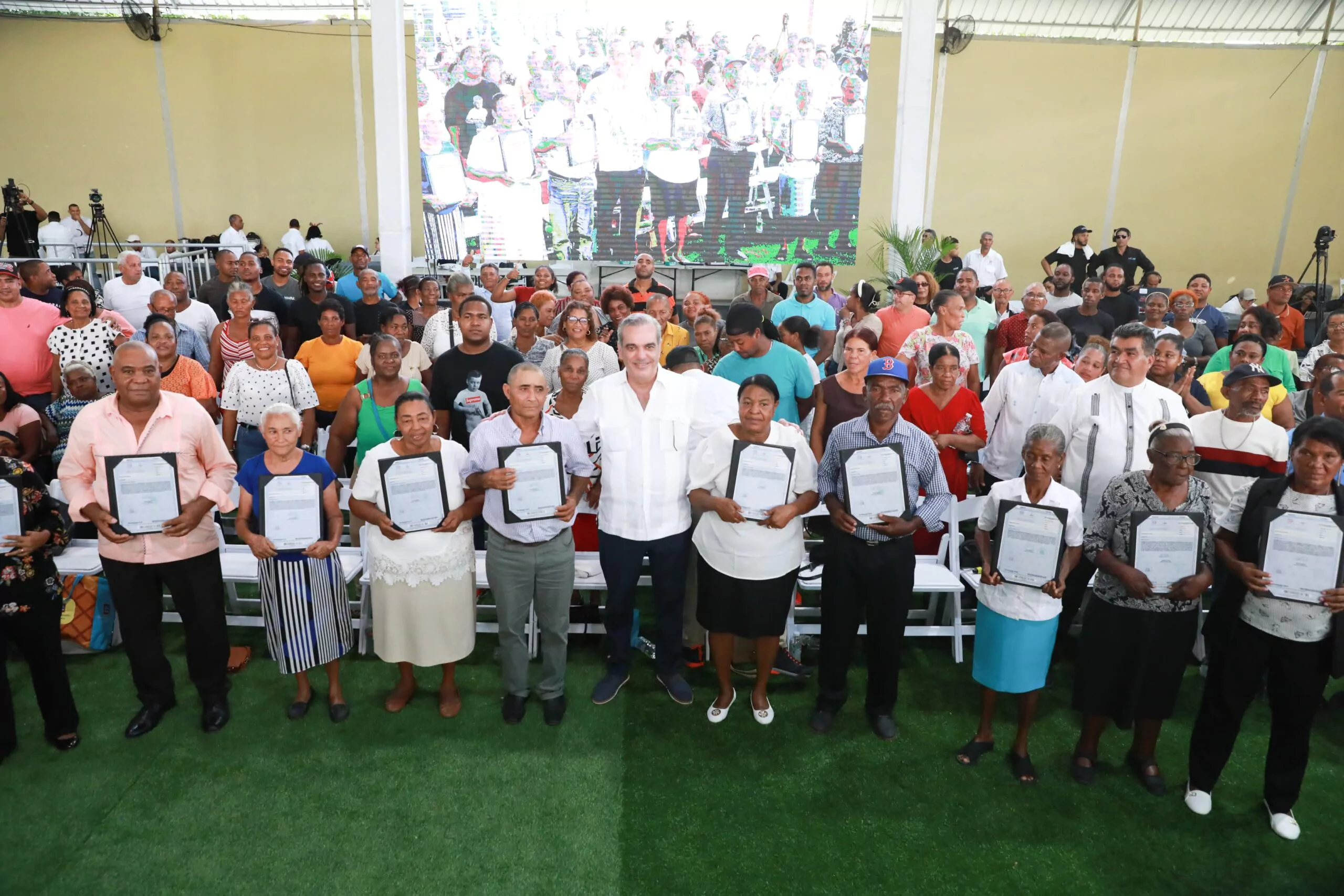 Presidente Luis Abinader entrega 450 t&iacute;tulos de propiedad en Las Clavellinas de Azua