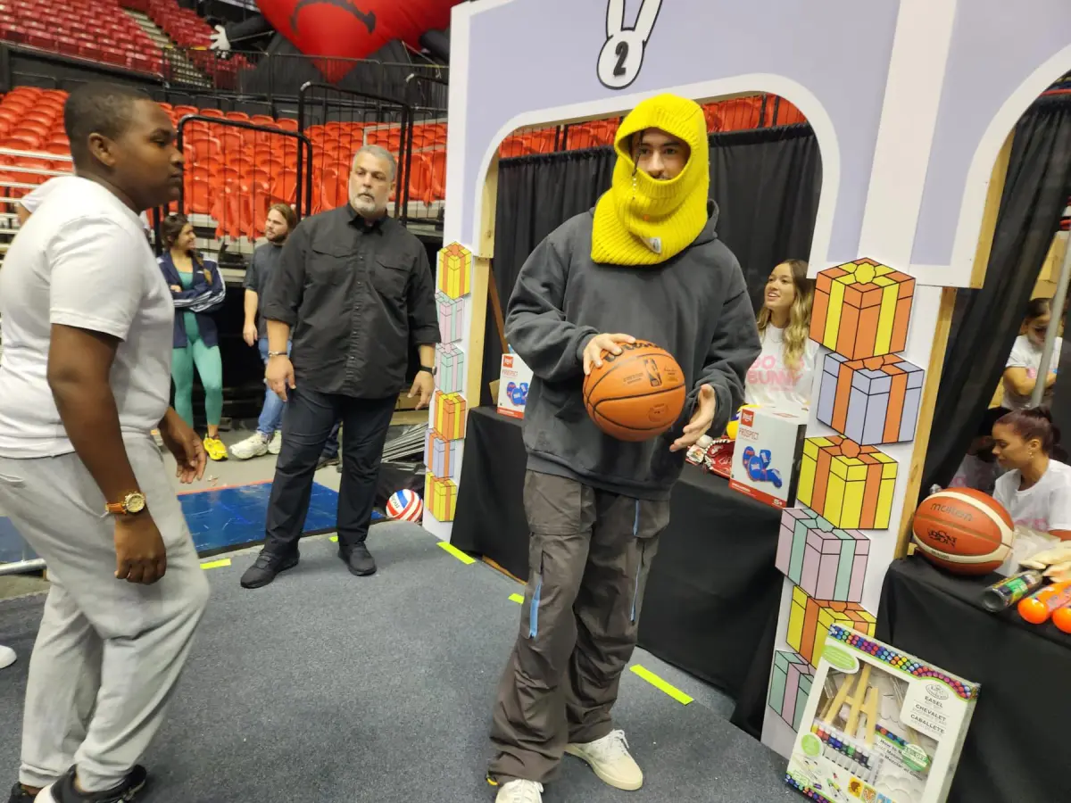Fundaci&oacute;n de Bad Bunny entrega en Puerto Rico regalos a ni&ntilde;os y j&oacute;venes por Navidad