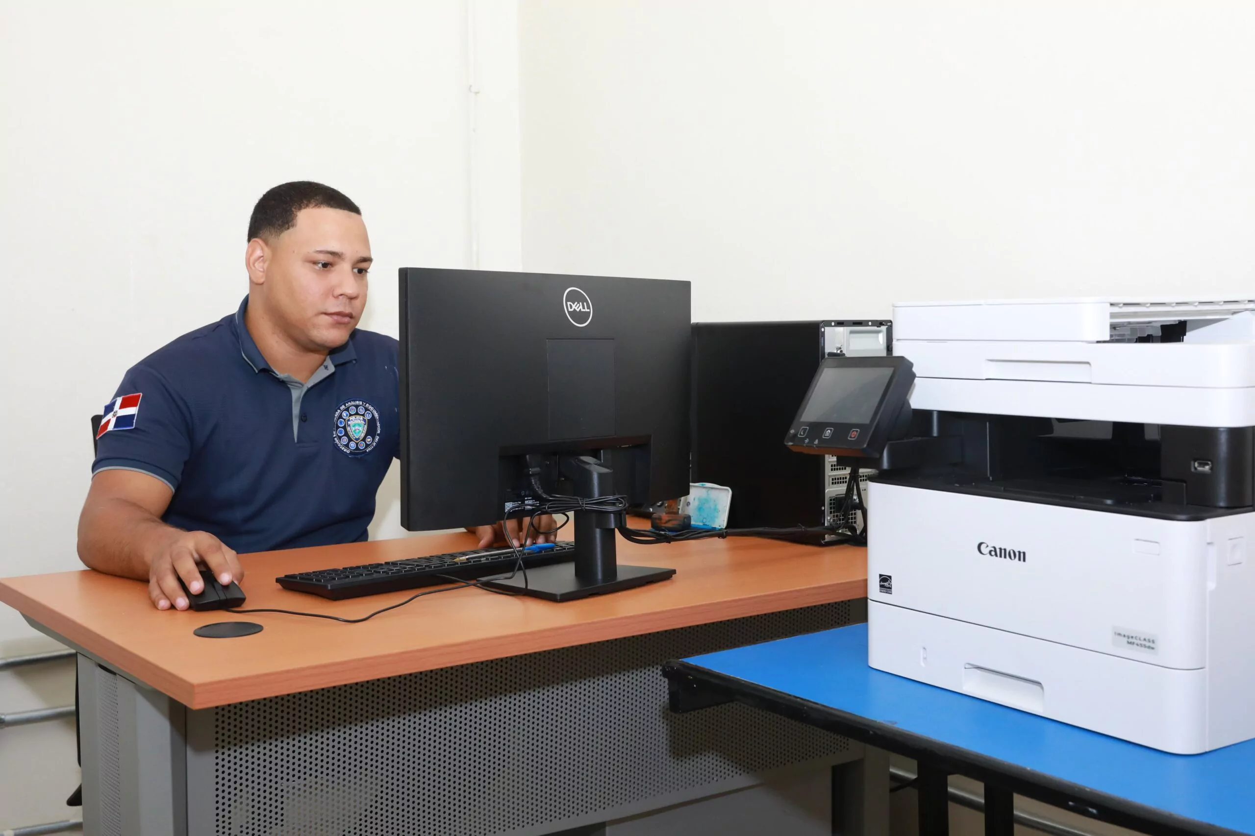INDOTEL fortalece seguridad ciudadana dotando de internet y equipos tecnol&oacute;gicos al destacamento de Mar&iacute;a Auxiliadora