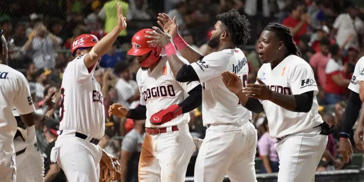 Leones triunfan en emocionante partido contra &Aacute;guilas
