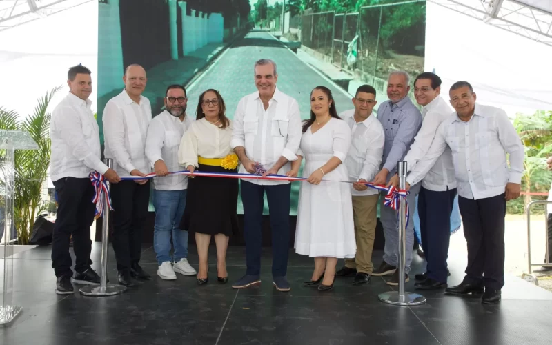 Luis Abinader entrega múltiples obras en Santiago