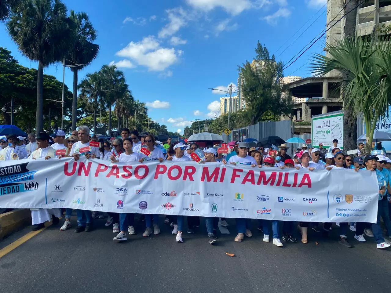 Cientos de feligreses se unen en la caminata «Un Paso por mi Familia 2024» en Santo Domingo