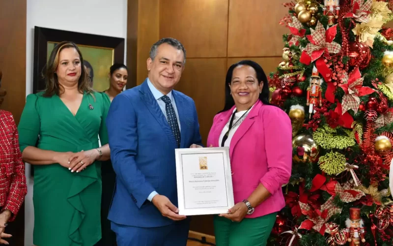 JCE celebra el inicio de la Navidad reconociendo a cinco colaboradores por antig&uuml;edad