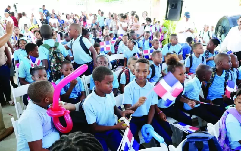 Luis Abinader pide unirse para enfrentar limitaciones del sistema educativo