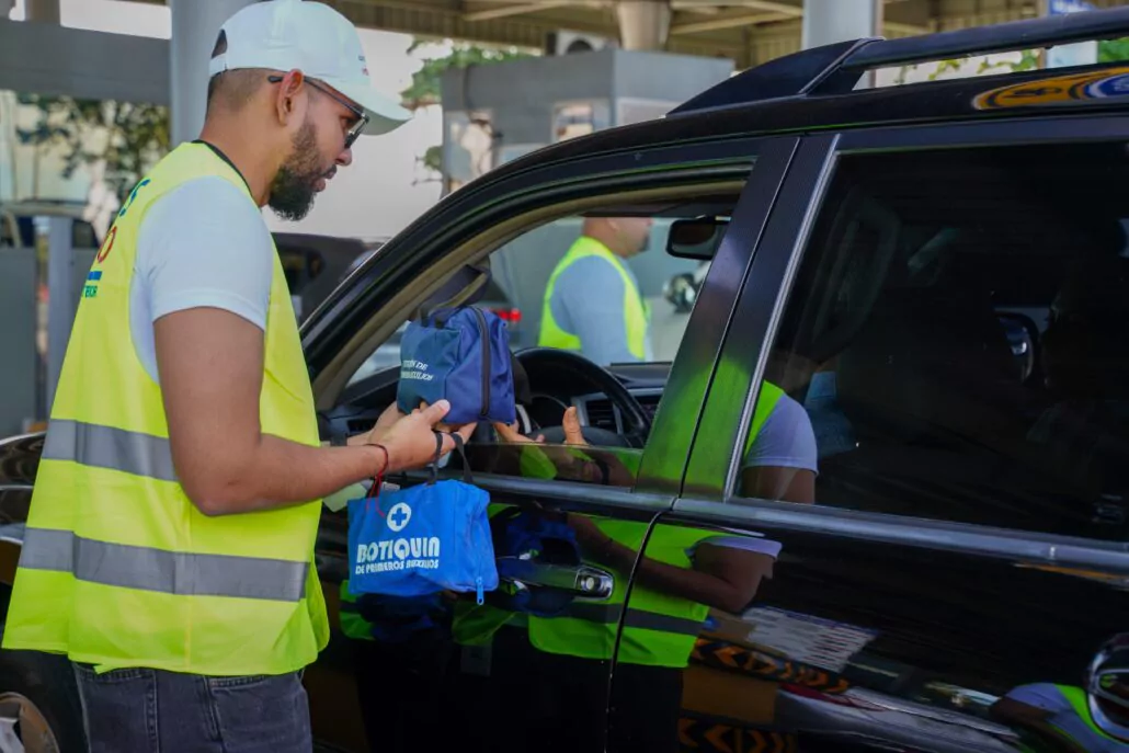 Interior y Policía entrega kits preventivos en peajes