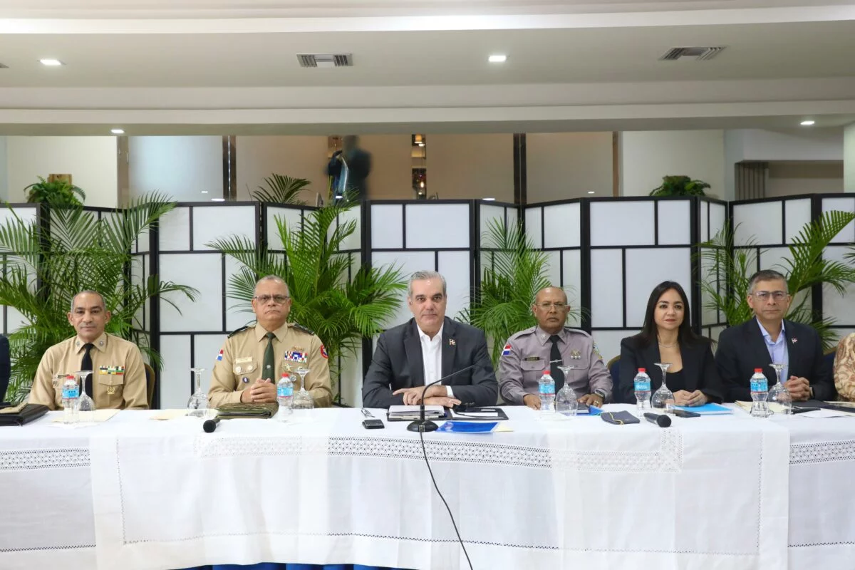 Presidente Luis Abinader encabeza reunión en la Policía Nacional