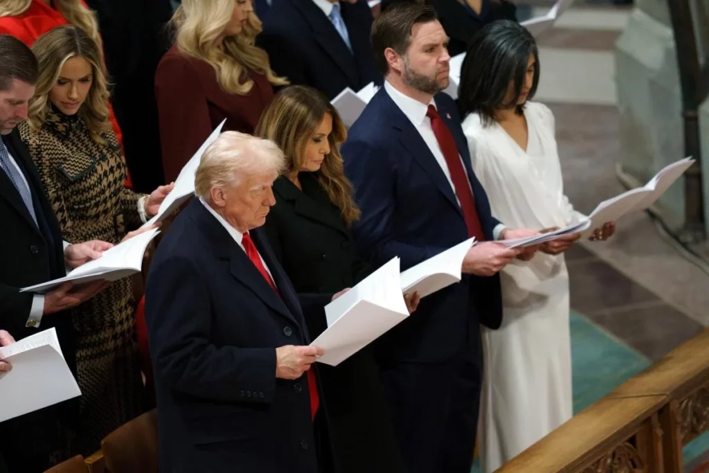 Trump inicia su primer d&iacute;a en el poder con una misa en la catedral de Washington