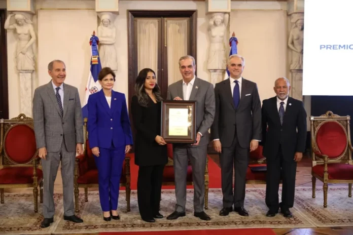 Presidente Luis Abinader entrega Premio a la Excelencia Magisterial y Universitaria
