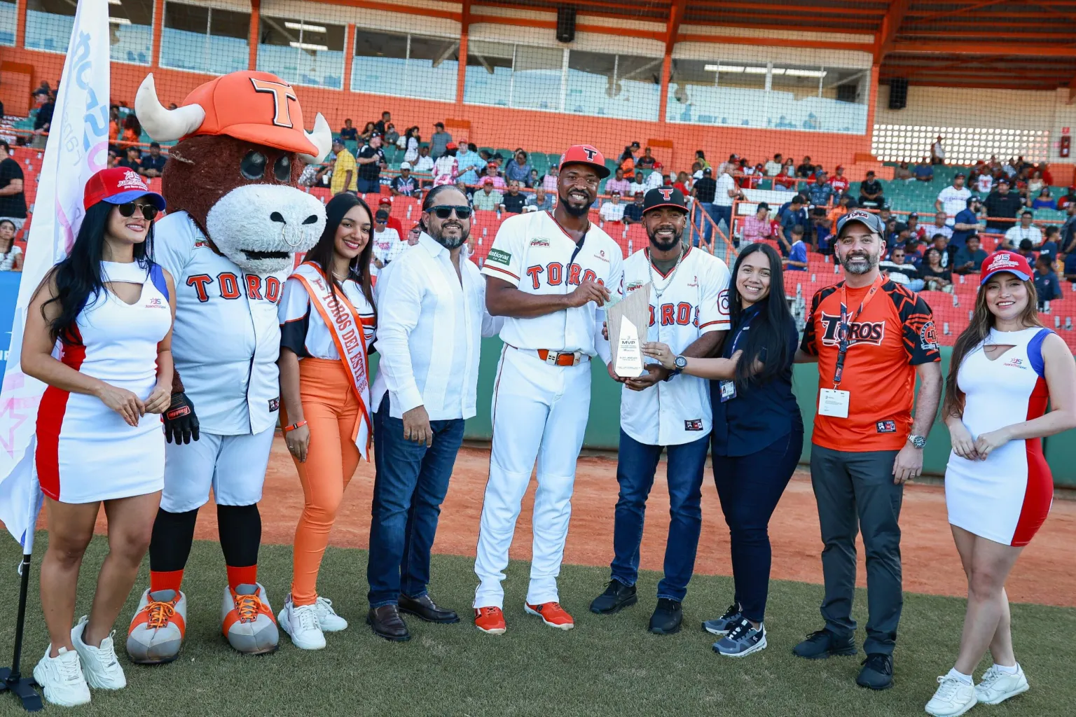 LIDOM y Juancito Sport entregan a Eloy Jim&eacute;nez el premio de M&aacute;s Valioso