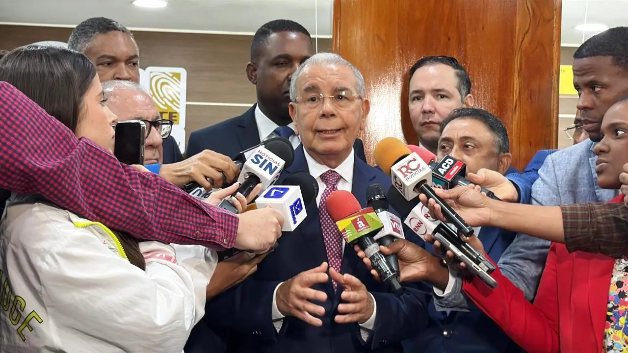 Danilo tilda al Gobierno de “lento” y rechaza cobros políticos a empleados públicos