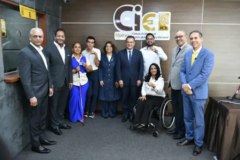 Junta Central entrega c&eacute;dula nueva a inmortales de Cooperstown