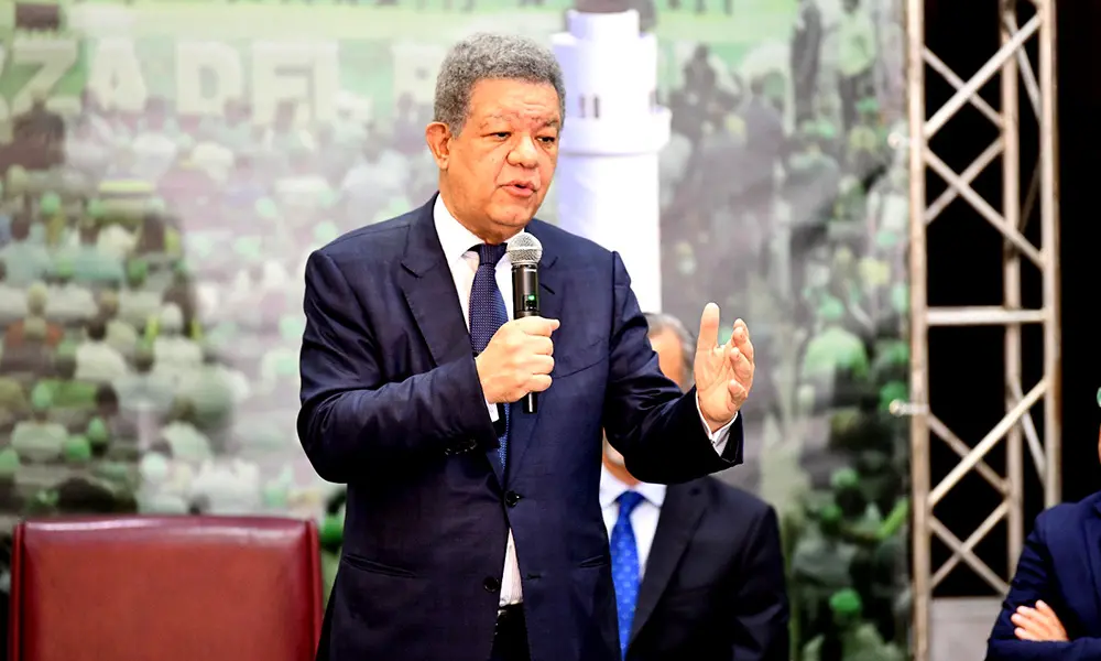 Leonel Fern&aacute;ndez se re&uacute;ne con industriales y comerciantes en Santiago