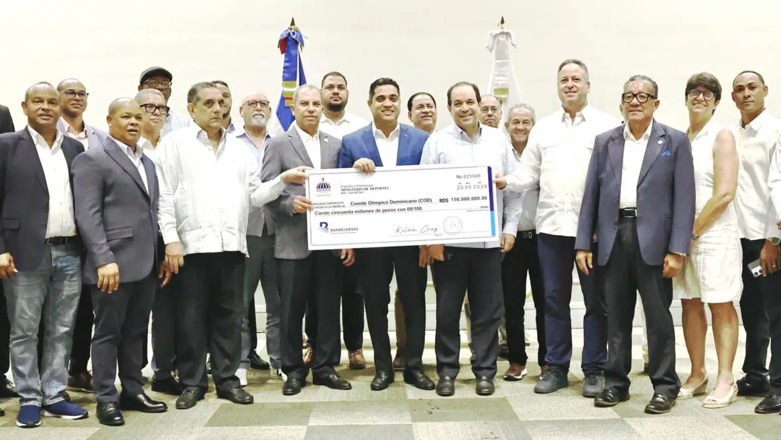 Kelvin Cruz completa entrega de recursos al COD para preparaci&oacute;n atletas a Santo Domingo 2026