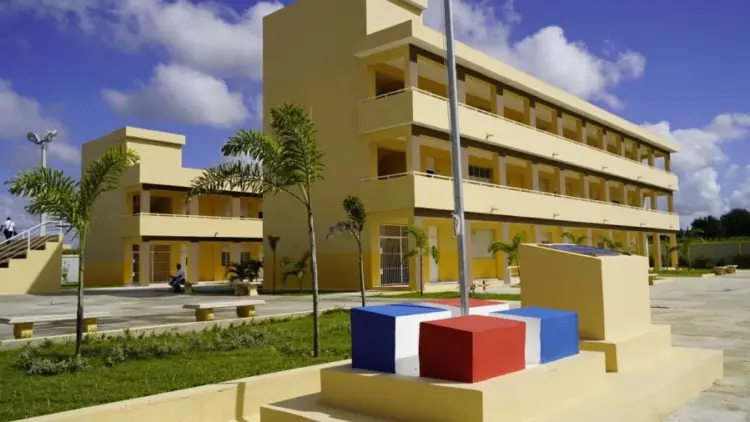 Gobierno inaugura nuevos centros educativos en San Pedro de Macor&iacute;s