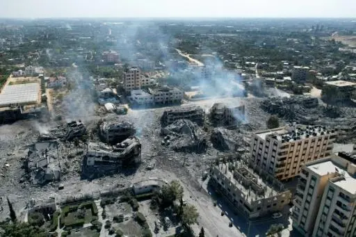Palestinos despiden a 28 muertos en ataques a&eacute;reos a campos de refugiados urbanos en Gaza