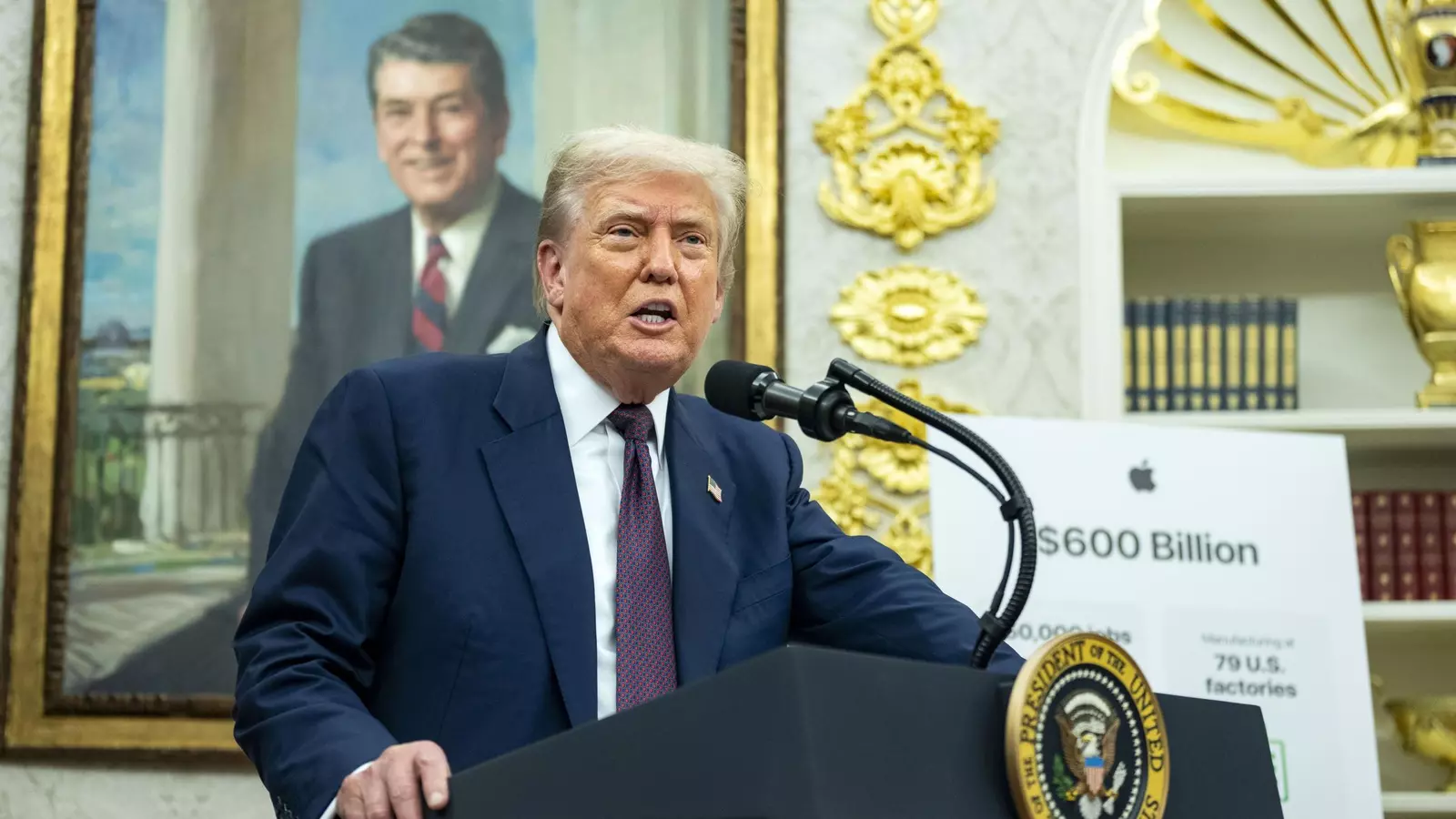 Trump celebra la entrada en vigor de sus nuevos aranceles