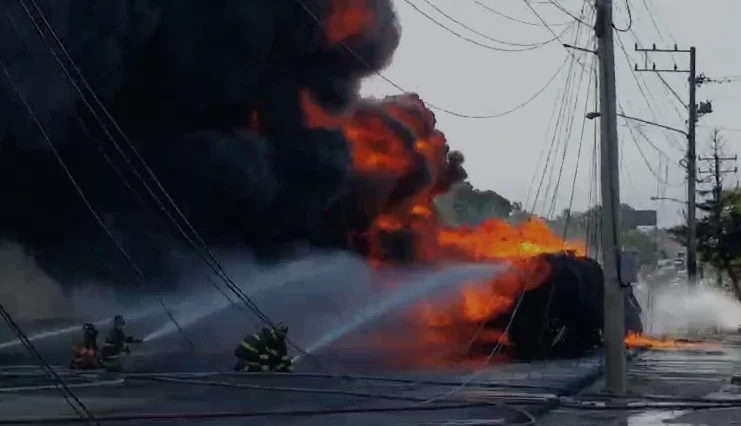 Dos personas ingresadas por incendio de cami&oacute;n en la autopista Duarte