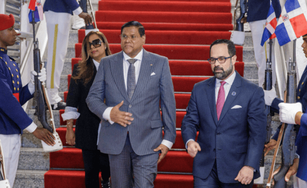 Presidente de Surinam llega al pa&iacute;s para la toma de posesi&oacute;n de Abinader