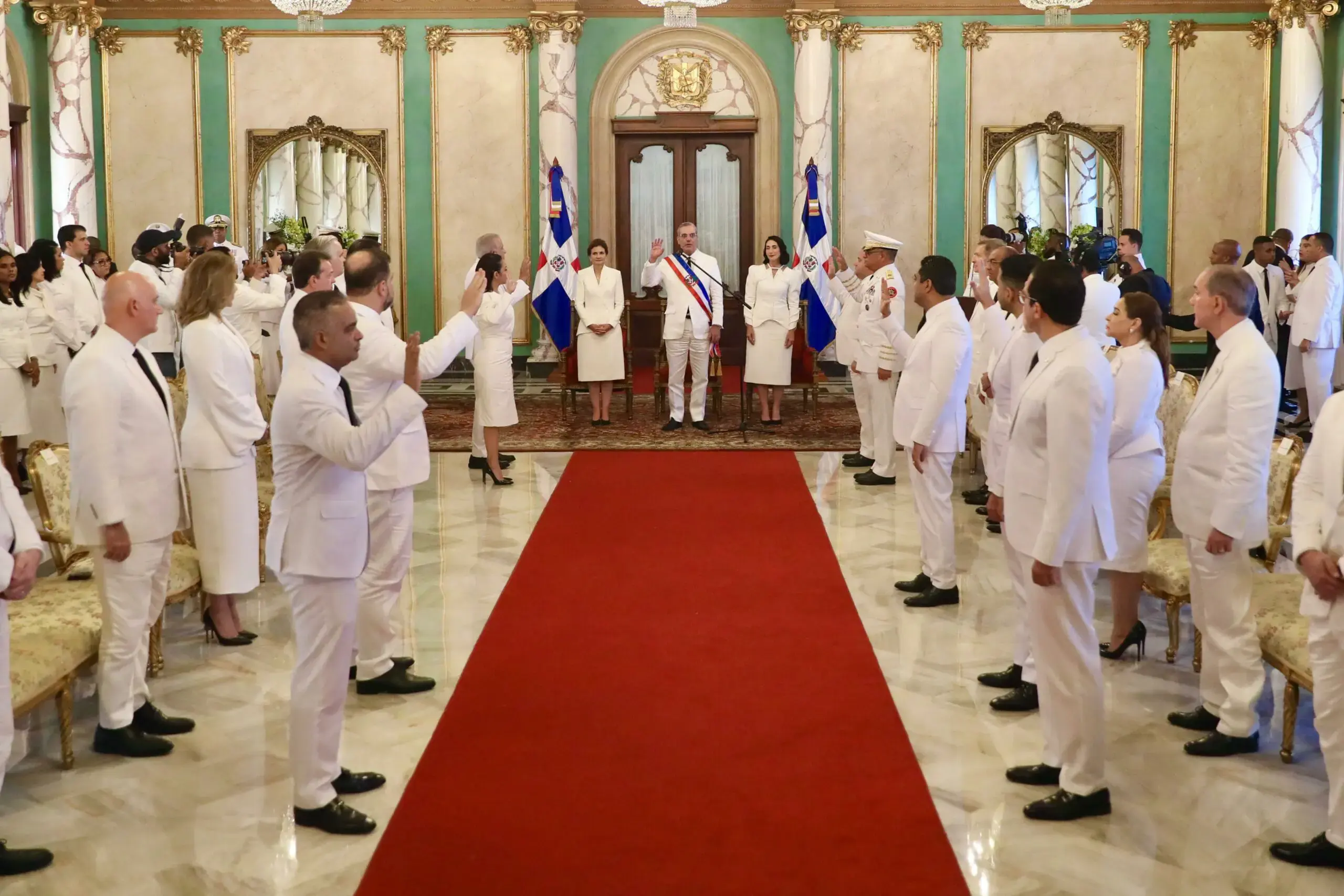Luis Abinader juramenta nuevos ministros y altos mandos militares