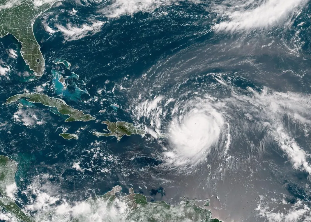 Huracán Erin se debilita a categoría 4 y continúa amenazando el caribe