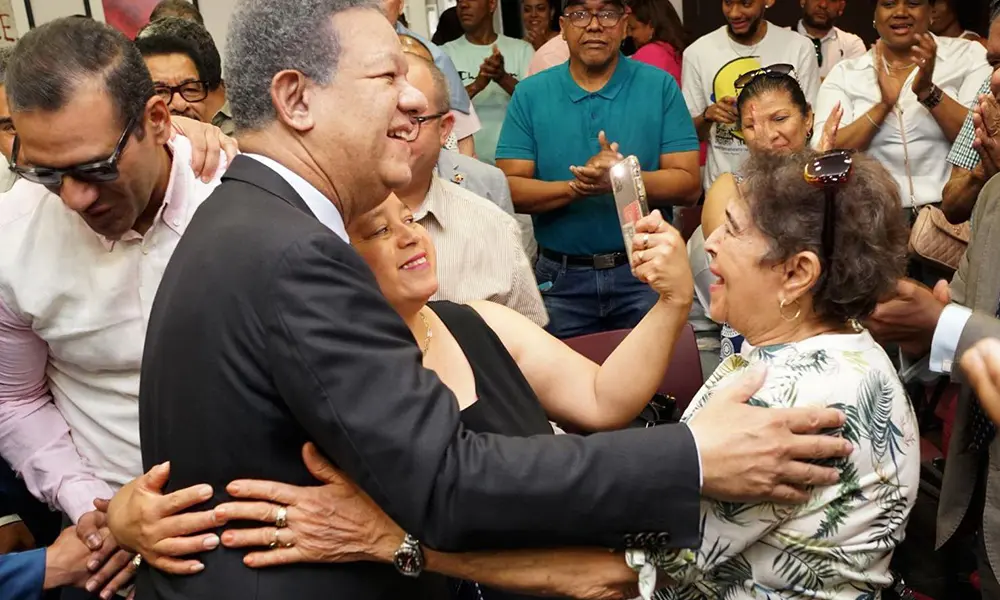 Leonel Fern&aacute;ndez regresa al pa&iacute;s luego de gira por Europa