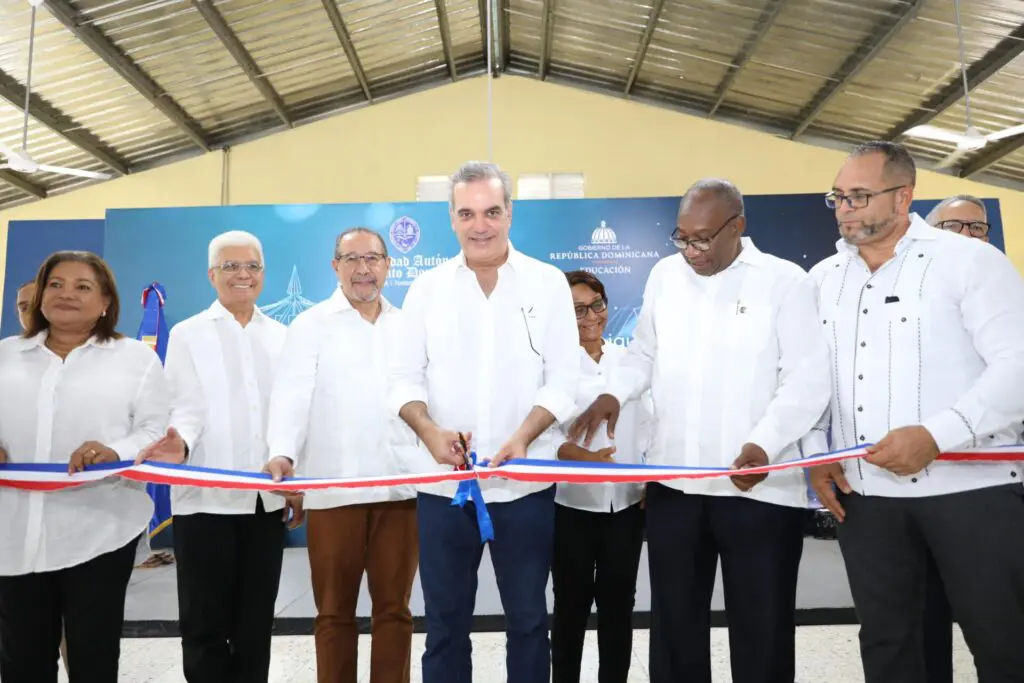Abinader inaugura escuelas y apartamentos en la provincia Santo Domingo