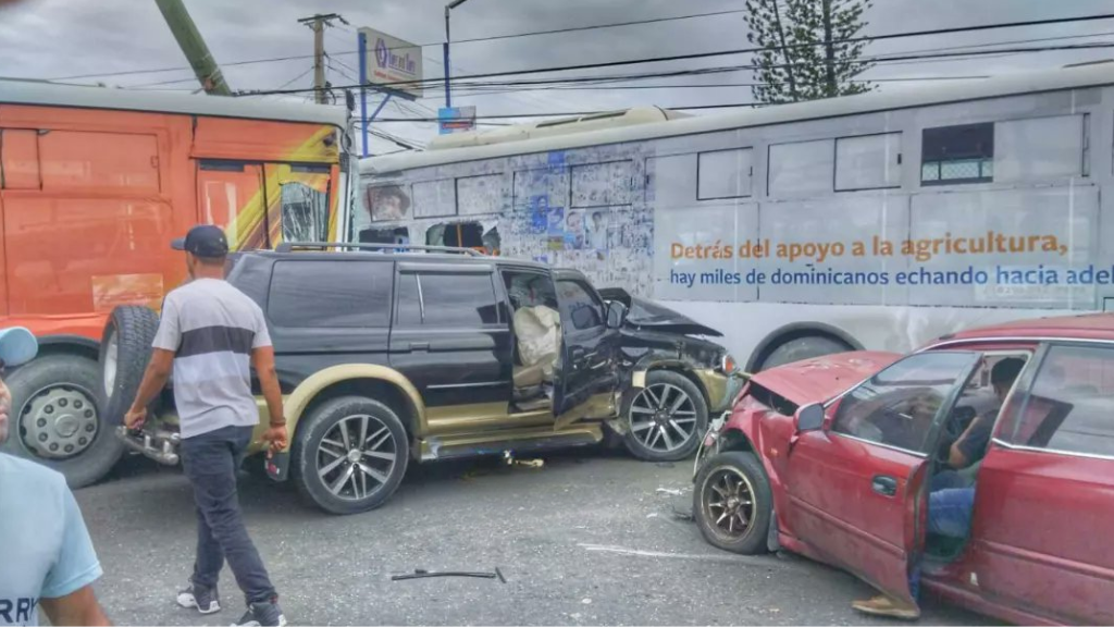 Se registra accidente m&uacute;ltiple en Avenida Charles de Gaulle, SDE
