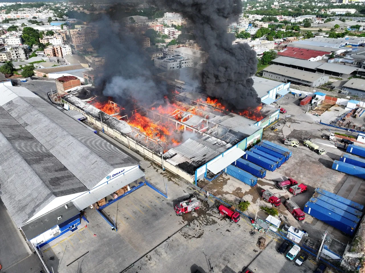Se registra incendio en nave industrial en la autopista Duarte