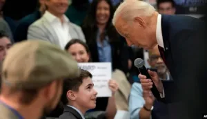 Biden habla de carreteras y puentes, mientras manifestantes gritan sobre muertes en Gaza