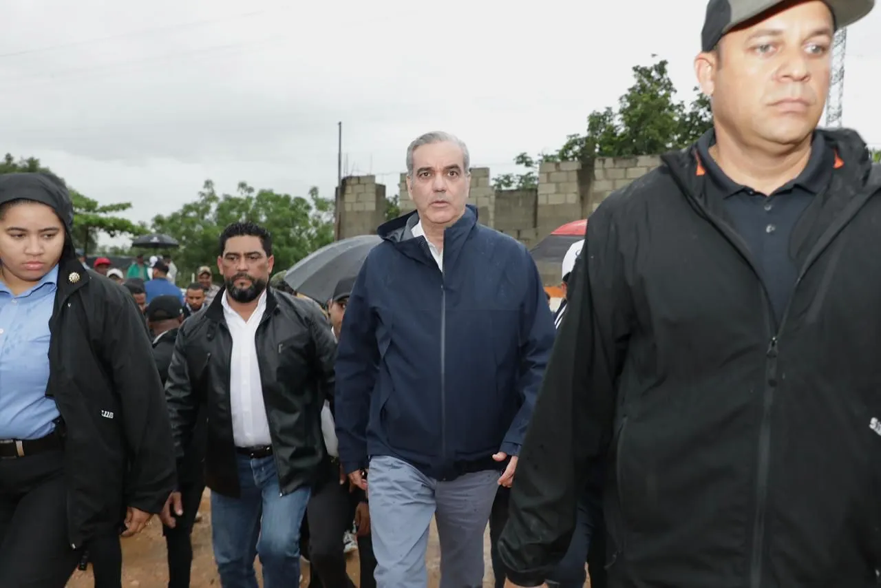 Presidente Luis Abinader supervisa ca&ntilde;ada saneada en Villa Linda-Palmarejo tras las lluvias