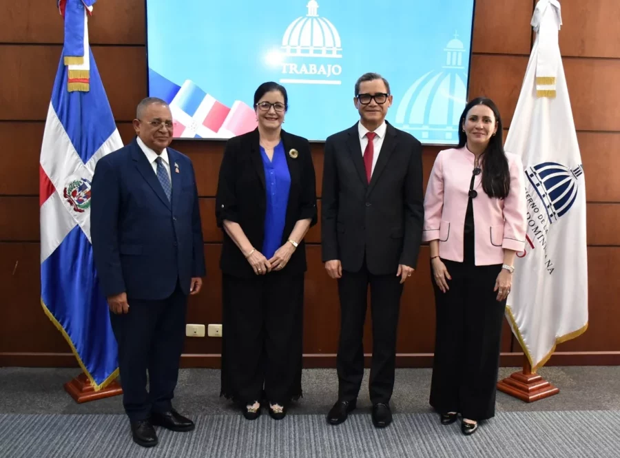 Ministro de Trabajo juramenta a Aura Celeste Fern&aacute;ndez