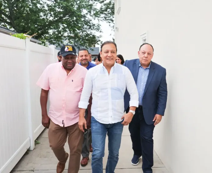 Abel Mart&iacute;nez se re&uacute;ne con l&iacute;deres dominicanos en Nueva York