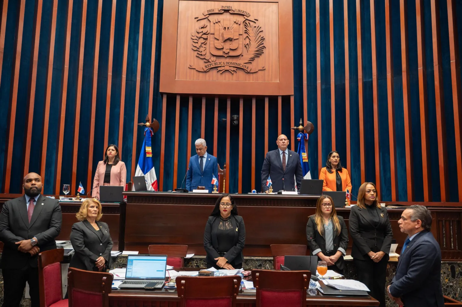 Senado aprueba ley dispone instalación de fuentes de energía renovable en edificios públicos y privados